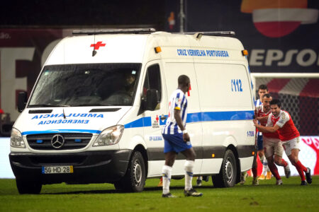 Gravissimo infortunio per David Carmo, giocatori di Braga e Porto spingono l’ambulanza (VIDEO)