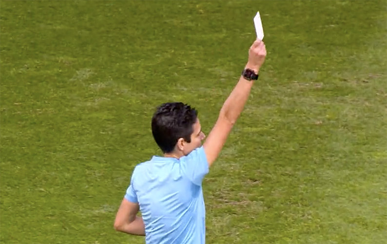 Arbitro estrae il primo cartellino bianco nella storia del calcio (VIDEO)
